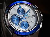 Casio OCW-S6000PB-7AJF (na zdjęciu) posiada szafirową ramkę z 24 fasetami na górze i 48 po bokach. (Źródło zdjęcia: Casio)