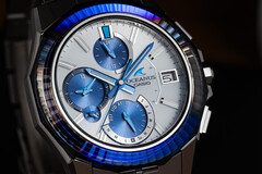 Casio OCW-S6000PB-7AJF (na zdjęciu) posiada szafirową ramkę z 24 fasetami na górze i 48 po bokach. (Źródło zdjęcia: Casio)
