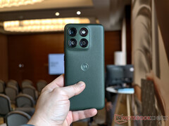 Urządzenie Edge 70 Plus jest wyposażone w procesor Snapdragon 7s Gen 3. Na zdjęciu: wersja kolorystyczna telefonu „Mountain View”.