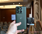 Urządzenie Edge 70 Plus jest wyposażone w procesor Snapdragon 7s Gen 3. Na zdjęciu: wersja kolorystyczna telefonu „Mountain View”.