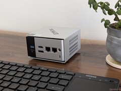 M8 ma nowszą konstrukcję obudowy GMK, ale ze starszym procesorem AMD, aby utrzymać niskie ceny (źródło obrazu: Notebookcheck)