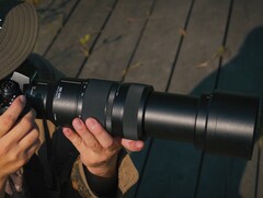 Obiektyw LUMIX S 100-500 mm f5-7,1 (na zdjęciu) ma najdłuższy zakres zoomu spośród wszystkich obiektywów Panasonic z mocowaniem L. (Źródło zdjęcia: Panasonic)