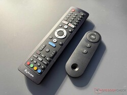 Po lewej pilot do smart TV; po prawej pilot do podnośnika telewizora w komodzie.