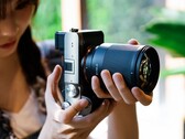Mówi się, że najnowszy obiektyw TTArtisan doskonale nadaje się do fotografii portretowej.