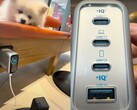 Trzy porty USB-C i czwarty port USB-A znajdują się na spodzie ładowarki ściennej Anker Zolo 140W. (Źródło obrazu: Xiao Li TV via YouTube)