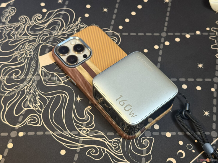 Pięcioportowa ładowarka Ugreen Nexode Pro 160 W umieszczona na górnej części iPhone’a 16 Pro Max