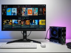 Komputer stacjonarny Framework z systemem operacyjnym Bazzite podłączony do monitora wyświetlającego interfejs gier Steam, przypominający konfigurację konsoli. (ETA PRIME)