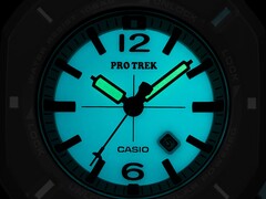 Casio Pro Trek PRJ-01AE-8 świecący w ciemności na turkusowo, z podświetlanymi wskazówkami i tarczą.