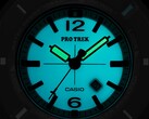 Casio Pro Trek PRJ-01AE-8 świecący w ciemności na turkusowo, z podświetlanymi wskazówkami i tarczą.