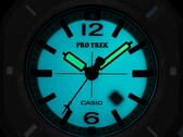 Casio Pro Trek PRJ-01AE-8 świecący w ciemności na turkusowo, z podświetlanymi wskazówkami i tarczą.