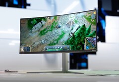 Evnia 34M2C6500 nie ma portu USB typu C, który posiada Evnia 34M2C8600. (Źródło zdjęcia: Philips)