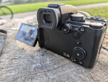 Ekran dotykowy znacznie ułatwia fotografowanie powyżej i poniżej wysokości głowy
