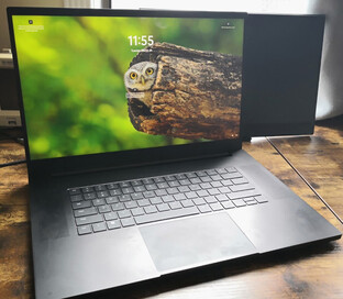 Razer Blade 17 2022 z wąskimi ramkami wyświetlacza (źródło zdjęcia: Notebookcheck)