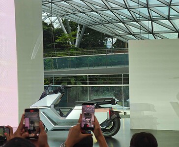 Samobalansujący motocykl elektryczny Omoway OMO X prezentowany na scenie.