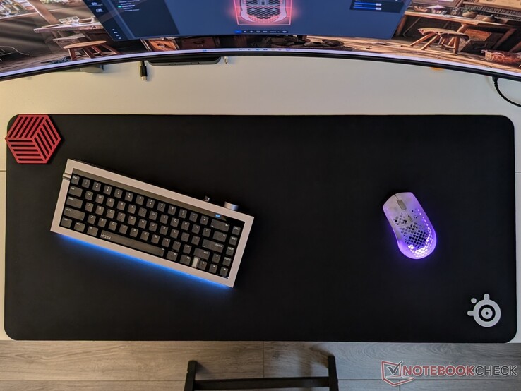 Aerox 3 Wireless Gen 2 na podkładce QcK Heavy XXL.