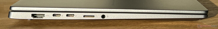 Po lewej: HDMI 2.1, 2x USB-C 4.0 z Thunderbolt 4 (40 Gbit/s, DisplayPort, Power Delivery), czytnik kart microSD, gniazdo audio 3,5 mm