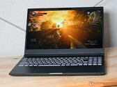 Recenzja XMG Apex 15 (Late 23): Laptop do gier z RTX 4050, który zapewnia dobre czasy pracy
