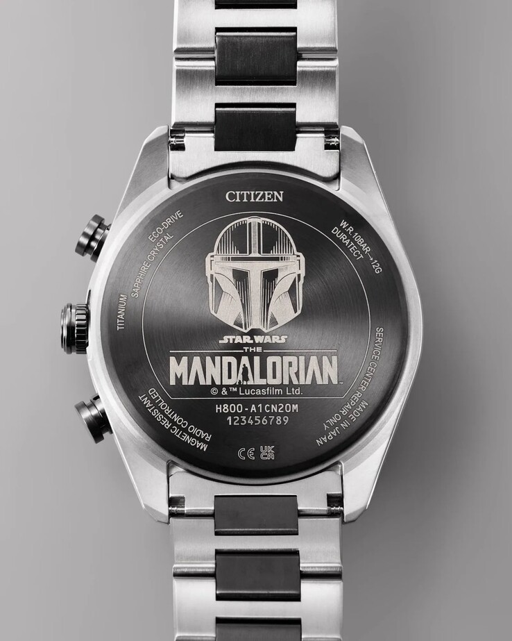 Z tyłu koperty znajduje się wygrawerowany hełm Mandalorian i logo Star Wars.