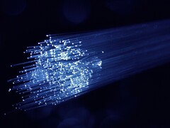 FCC dąży do zaostrzenia bezpieczeństwa wokół kabli podmorskich płynących do USA. Na zdjęciu: Kabel światłowodowy (źródło zdjęcia: Denny Muller, Unsplash)