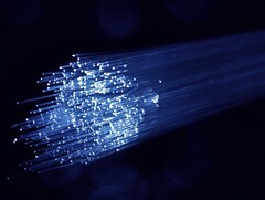 FCC dąży do zaostrzenia bezpieczeństwa wokół kabli podmorskich płynących do USA. Na zdjęciu: Kabel światłowodowy (źródło zdjęcia: Denny Muller, Unsplash)