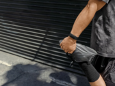 Smartwatch Fitbit Charge 6 (na zdjęciu) otrzymuje nową aktualizację. (Źródło zdjęcia: Google)