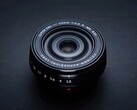 Fujifilm prezentuje wyjątkowo kompaktowy obiektyw 23 mm do aparatów Fujifilm z serii X. (Źródło zdjęcia: Fujifilm)
