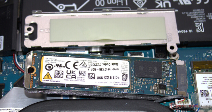 Dysk SSD PCIe 4 służy jako dysk systemowy.