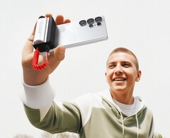 Nowy Grip Power Bank firmy Sharge (na zdjęciu) służy również jako pilot do kamery. (Źródło zdjęcia: Sharge)