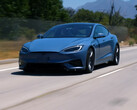 Tesla Model S Plaid z 2026 r. w nowym kolorze Frost Blue Metallic (źródło zdjęcia: Jay Leno Garage/YT)
