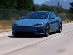 Tesla Model S Plaid z 2026 r. w nowym kolorze Frost Blue Metallic (źródło zdjęcia: Jay Leno Garage/YT)