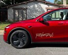Logo platformy ride-share Tesla Robotaxi na Modelu Y.
