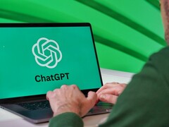 Mężczyzna pisze na laptopie, a na ekranie widoczne jest logo ChatGPT