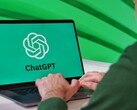 Mężczyzna pisze na laptopie, a na ekranie widoczne jest logo ChatGPT