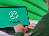 Mężczyzna pisze na laptopie, a na ekranie widoczne jest logo ChatGPT
