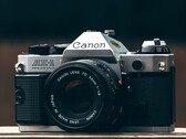 Mówi się, że model Canon EOS R8 Mark II czerpie inspirację projektową z aparatu Canon AE-1