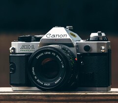 Mówi się, że model Canon EOS R8 Mark II czerpie inspirację projektową z aparatu Canon AE-1