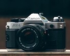Mówi się, że model Canon EOS R8 Mark II czerpie inspirację projektową z aparatu Canon AE-1