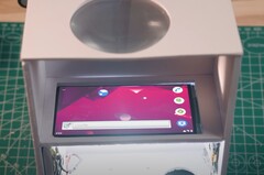 Projektory DIY nie są niczym nowym, ale do zbudowania tego nie potrzeba umiejętności na poziomie DIY Perks (Źródło zdjęcia: Huy Vector via YouTube)