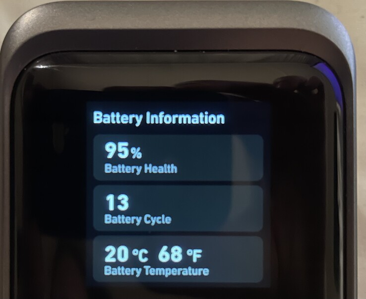 Informacje o baterii. (Zdjęcie: Andreas Sebayang/Notebookcheck.com)