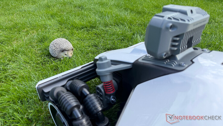 Mammotion Luba Mini AWD LiDAR doskonale sprawdza się w wykrywaniu przeszkód