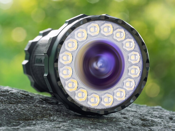 Latarka Olight Marauder 3 posiada centralny reflektor punktowy z soczewką asferyczną oraz pierścień diod LED służący jako reflektor rozpraszający.