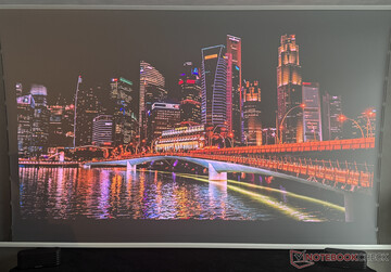 i w świetle dziennym (sfotografowane iPhonem 16 Pro)