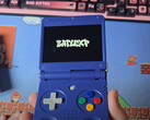 BatleXP Flip w jednej z dwóch premierowych opcji kolorystycznych. (Źródło zdjęcia: Retro Gaming with Deadfred)