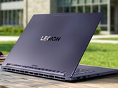 Legion 7a 15ASH11 nie ma portów skierowanych do tyłu, w przeciwieństwie do innych najnowszych laptopów Legion 7.