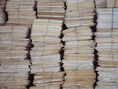Wysokie stosy papierowych akt przewiązanych sznurkiem