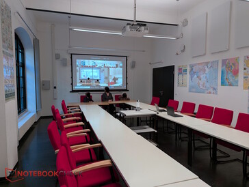 Sala seminaryjna z uczestnikiem Zoom, który dołączył później