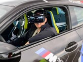 BMW M Drift + M Mixed Reality pozwala kierowcom driftować jednocześnie w świecie rzeczywistym i wirtualnym. (Źródło: BMW)