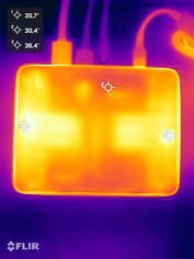 Asus NUC 15 Pro+ podczas testu obciążeniowego (górna strona)