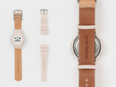 Zegarek Casio G-Shock x Hender Scheme DW-5900 (na zdjęciu) ma kopertę wykonaną w całości z beżowej żywicy i półprzezroczystą białą tarczę w połączeniu z ręcznie robionym skórzanym paskiem. (Źródło zdjęcia: Hender Scheme via Instagram))