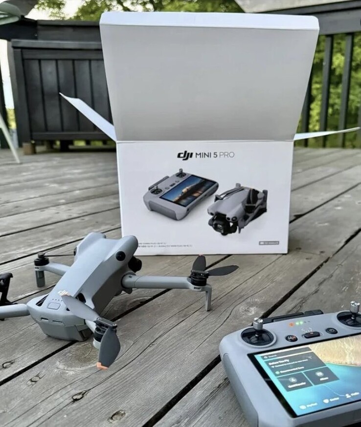 Wewnątrz pudełka DJI Mini 5 Pro: Sam mini dron i kontroler RC2. (Źródło zdjęcia: @KietN7650)